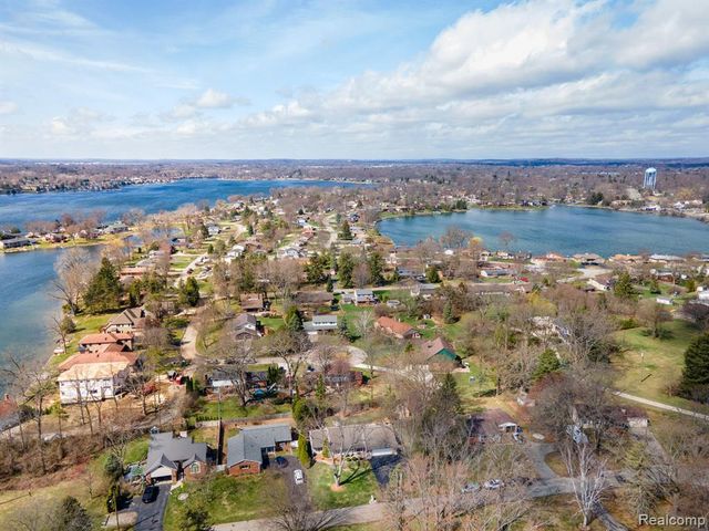 2941 Silverhill Drive, Waterford, MI 48329