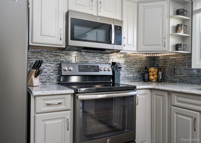 2941 Silverhill Drive, Waterford, MI 48329