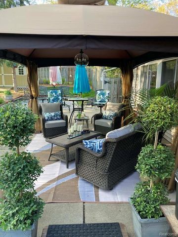 2941 Silverhill Drive, Waterford, MI 48329