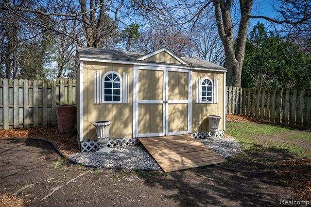 2941 Silverhill Drive, Waterford, MI 48329