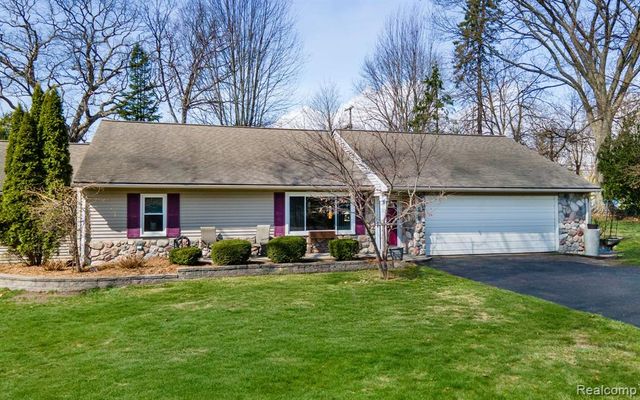 2941 Silverhill Drive, Waterford, MI 48329
