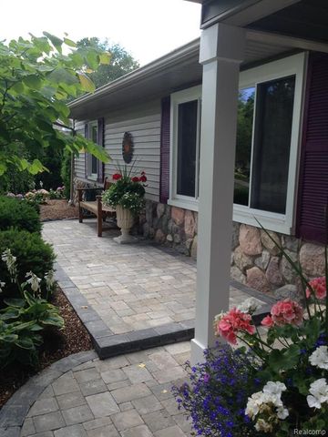 2941 Silverhill Drive, Waterford, MI 48329