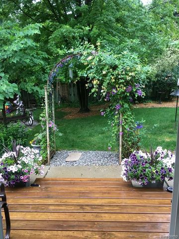 2941 Silverhill Drive, Waterford, MI 48329