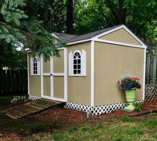 2941 Silverhill Drive, Waterford, MI 48329