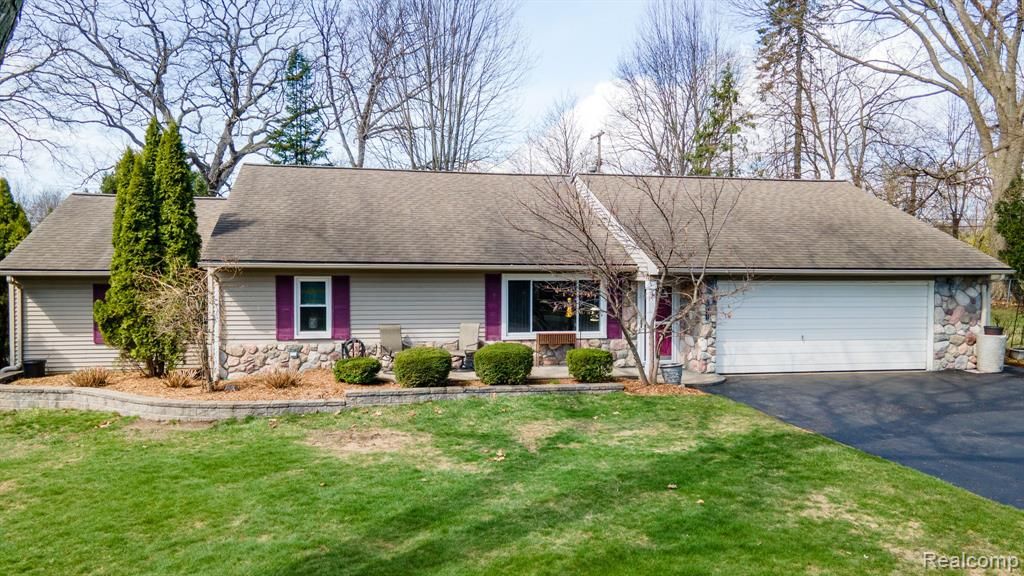 2941 Silverhill Drive, Waterford, MI 48329