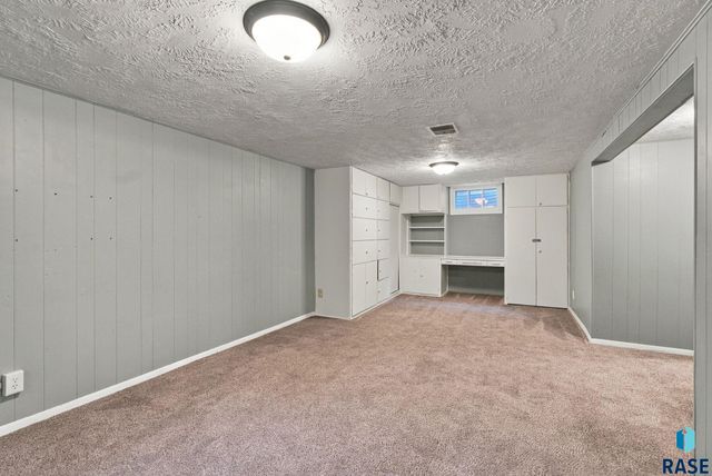 1900 S 6th Ave Avenue, Sioux Falls, SD 57105