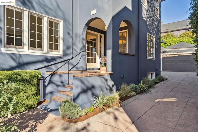 6218 MANOA St, Oakland, CA 94618