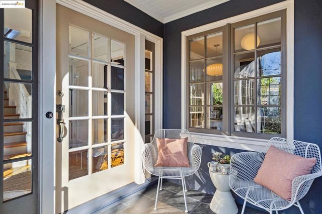 6218 MANOA St, Oakland, CA 94618