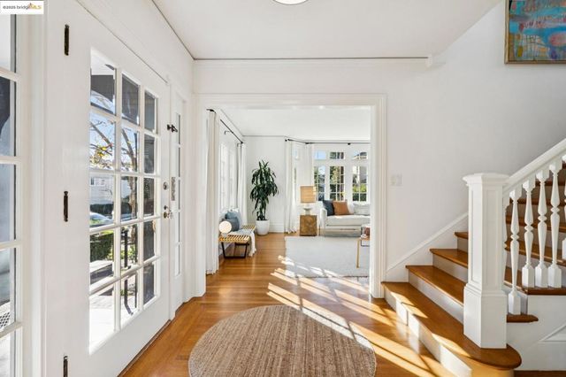 6218 MANOA St, Oakland, CA 94618