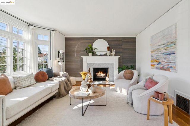 6218 MANOA St, Oakland, CA 94618