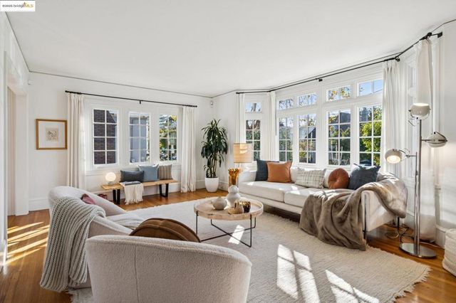 6218 MANOA St, Oakland, CA 94618