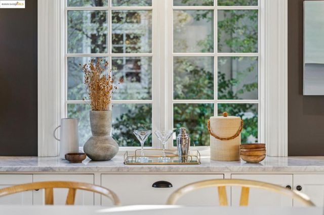 6218 MANOA St, Oakland, CA 94618