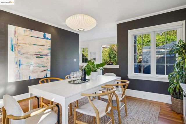 6218 MANOA St, Oakland, CA 94618