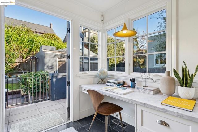 6218 MANOA St, Oakland, CA 94618