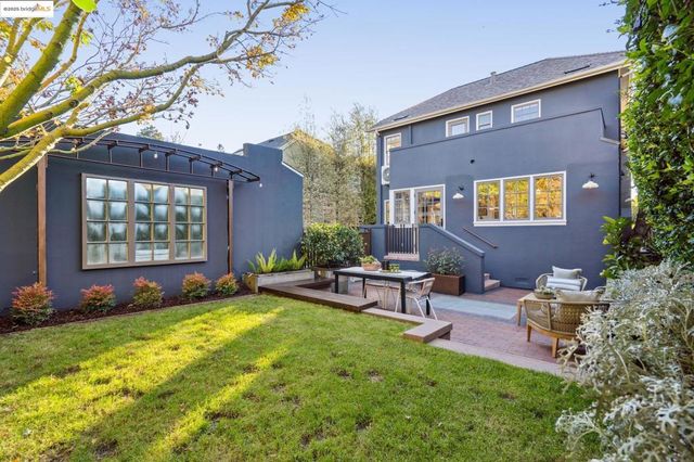 6218 MANOA St, Oakland, CA 94618