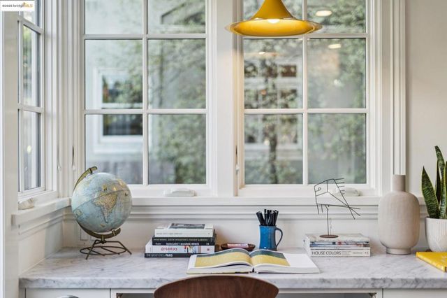 6218 MANOA St, Oakland, CA 94618