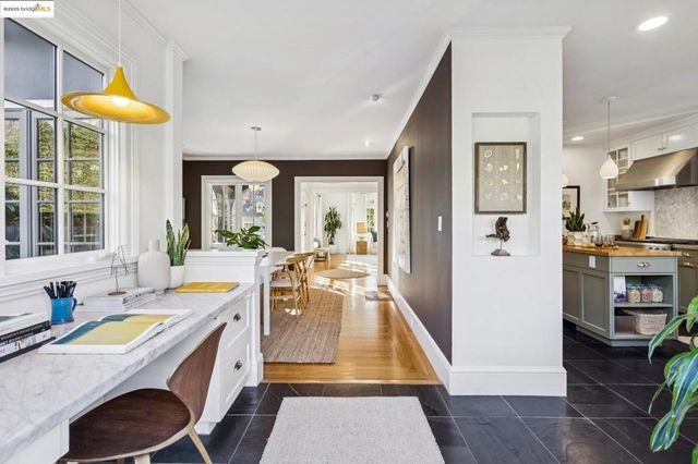 6218 MANOA St, Oakland, CA 94618