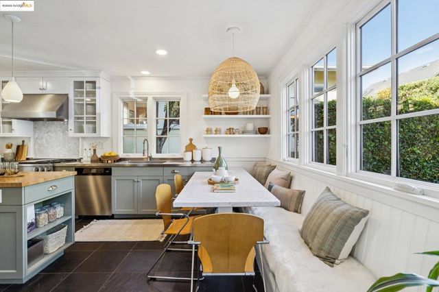 6218 MANOA St, Oakland, CA 94618