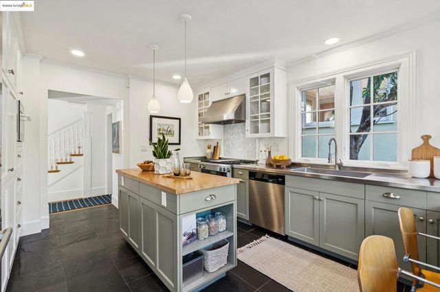 6218 MANOA St, Oakland, CA 94618