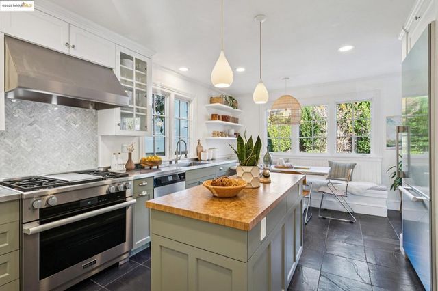 6218 MANOA St, Oakland, CA 94618