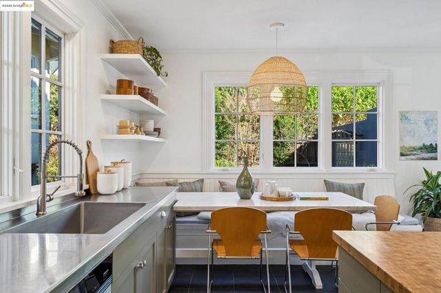 6218 MANOA St, Oakland, CA 94618