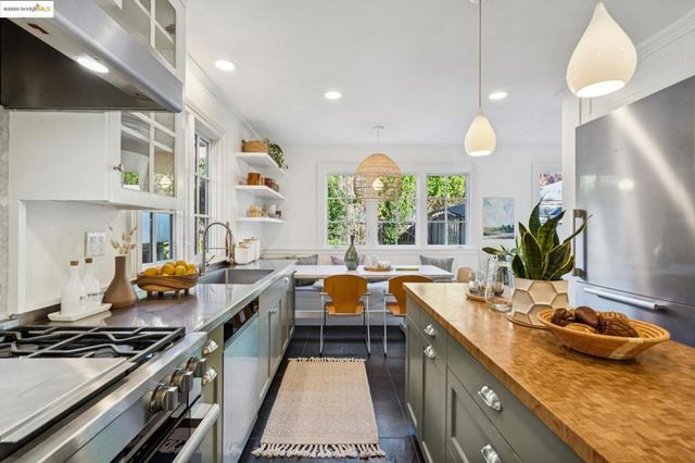 6218 MANOA St, Oakland, CA 94618