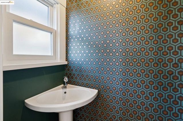 6218 MANOA St, Oakland, CA 94618