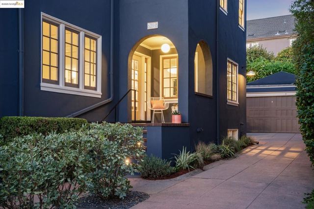 6218 MANOA St, Oakland, CA 94618