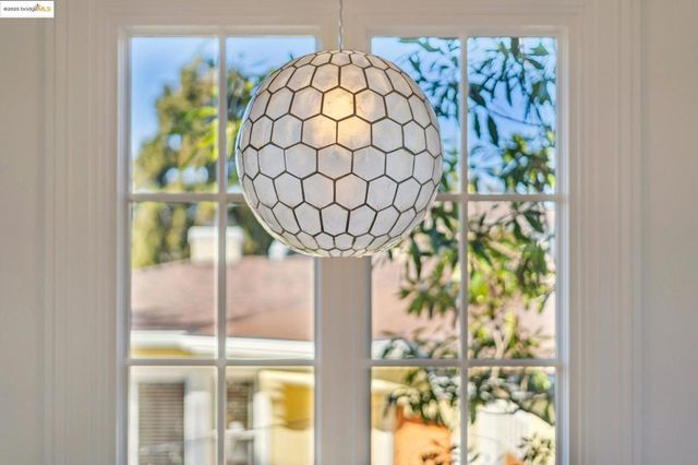 6218 MANOA St, Oakland, CA 94618