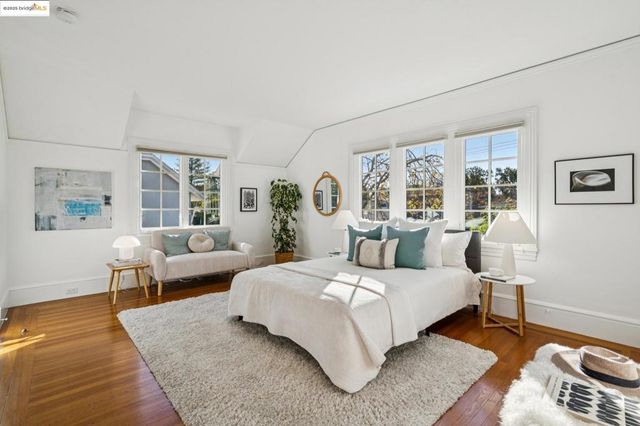 6218 MANOA St, Oakland, CA 94618