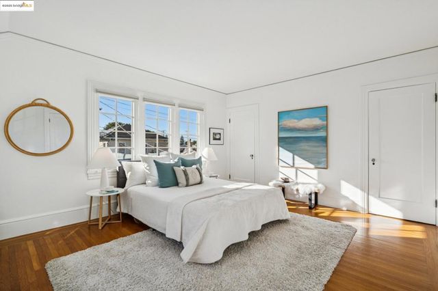 6218 MANOA St, Oakland, CA 94618