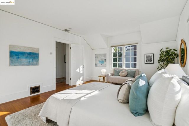 6218 MANOA St, Oakland, CA 94618