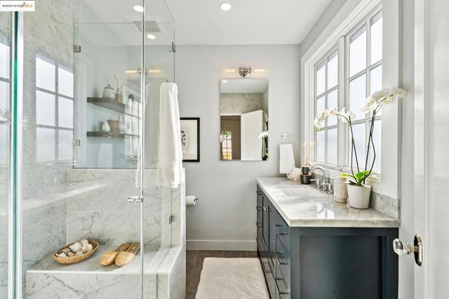 6218 MANOA St, Oakland, CA 94618