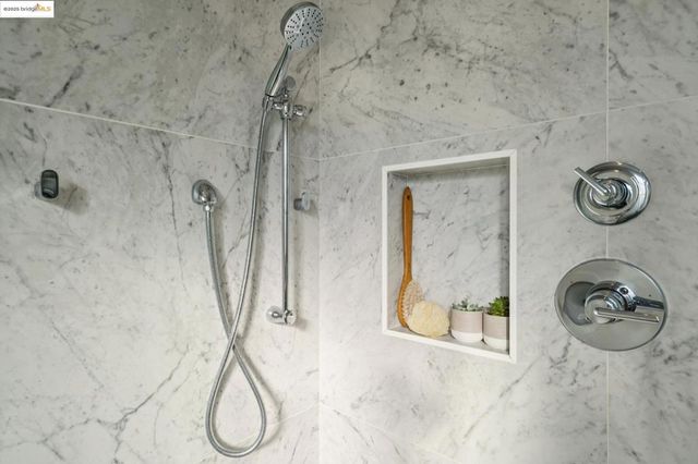 6218 MANOA St, Oakland, CA 94618