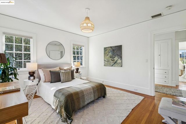 6218 MANOA St, Oakland, CA 94618