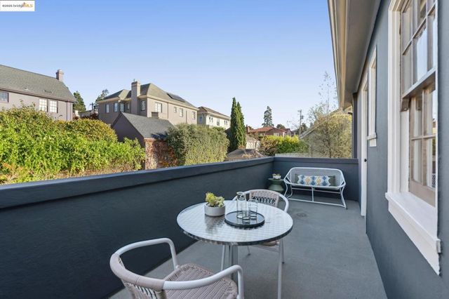 6218 MANOA St, Oakland, CA 94618