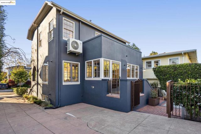 6218 MANOA St, Oakland, CA 94618