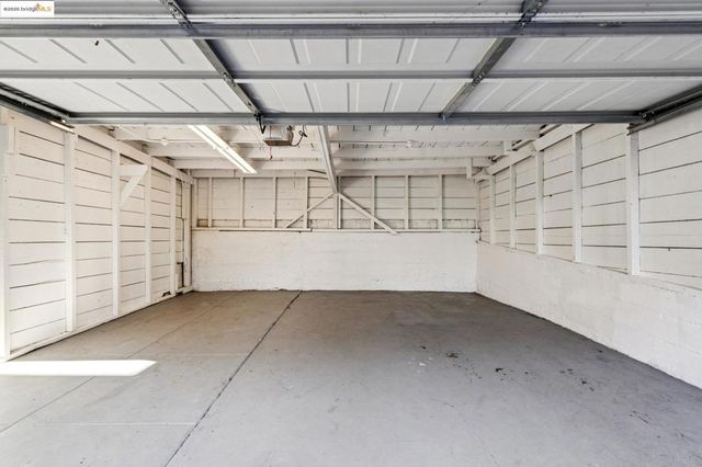 6218 MANOA St, Oakland, CA 94618