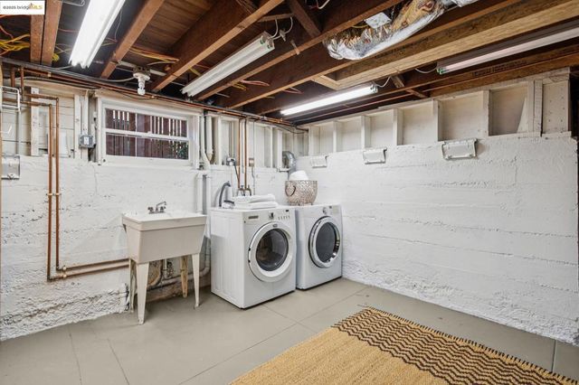 6218 MANOA St, Oakland, CA 94618