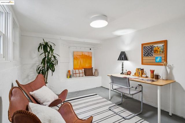 6218 MANOA St, Oakland, CA 94618