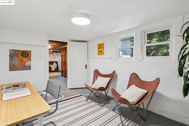 6218 MANOA St, Oakland, CA 94618