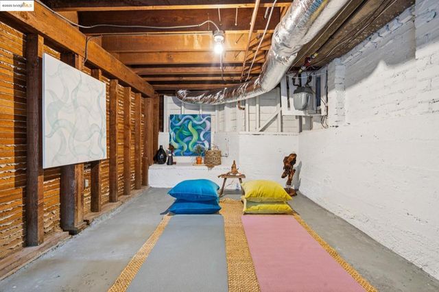 6218 MANOA St, Oakland, CA 94618