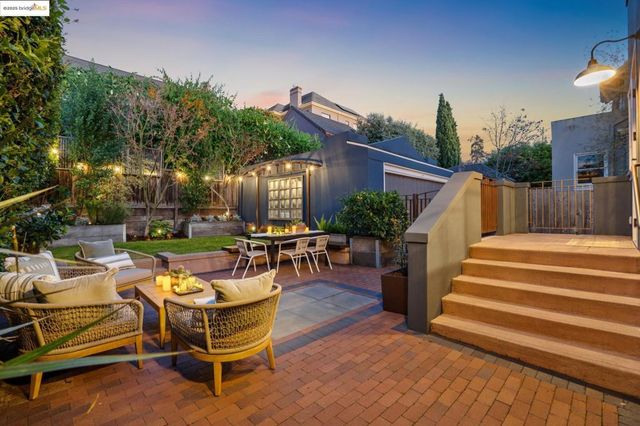 6218 MANOA St, Oakland, CA 94618