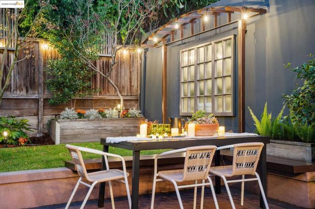 6218 MANOA St, Oakland, CA 94618