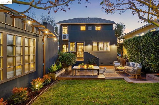 6218 MANOA St, Oakland, CA 94618