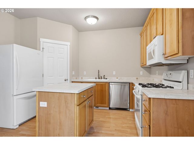 403 Ne SUTTLE Rd, Portland, OR 97211