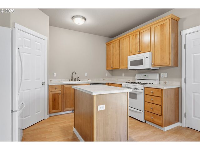 403 Ne SUTTLE Rd, Portland, OR 97211