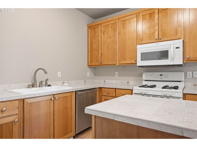 403 Ne SUTTLE Rd, Portland, OR 97211