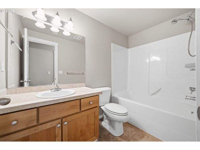 403 Ne SUTTLE Rd, Portland, OR 97211