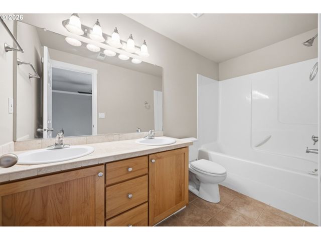 403 Ne SUTTLE Rd, Portland, OR 97211